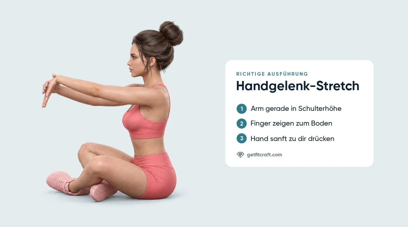 Handgelenk-Stretch richtig machen: im Schneidersitz, Arm gerade in Schulterhöhe, Finger nach unten, andere Hand drückt
