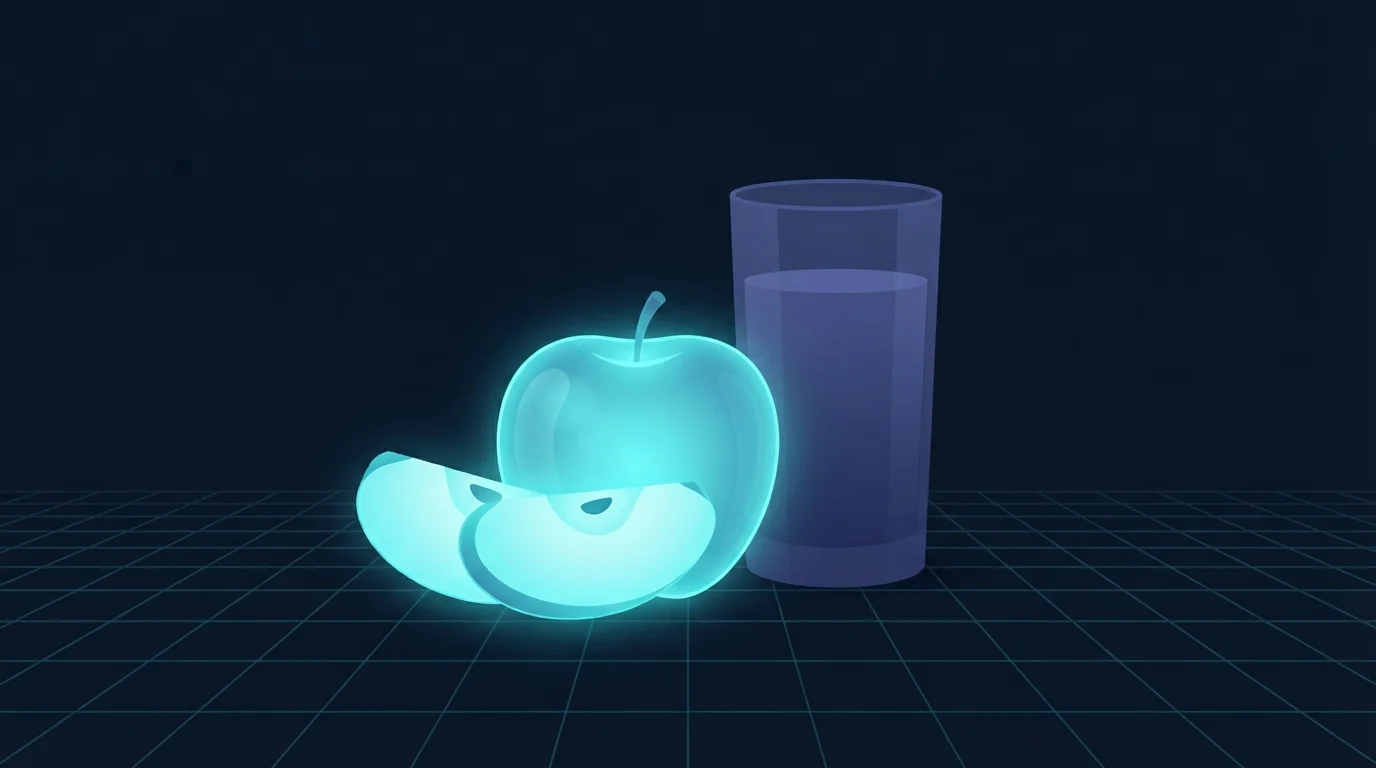 Ein ganzer aufgeschnittener Apfel leuchtet neben einem hohen Glas gepresstem Saft, der Apfel hell beleuchtet und das Glas gedämpft, zeigt dass ganzes Obst und Saft sich unterschiedlich verhalten