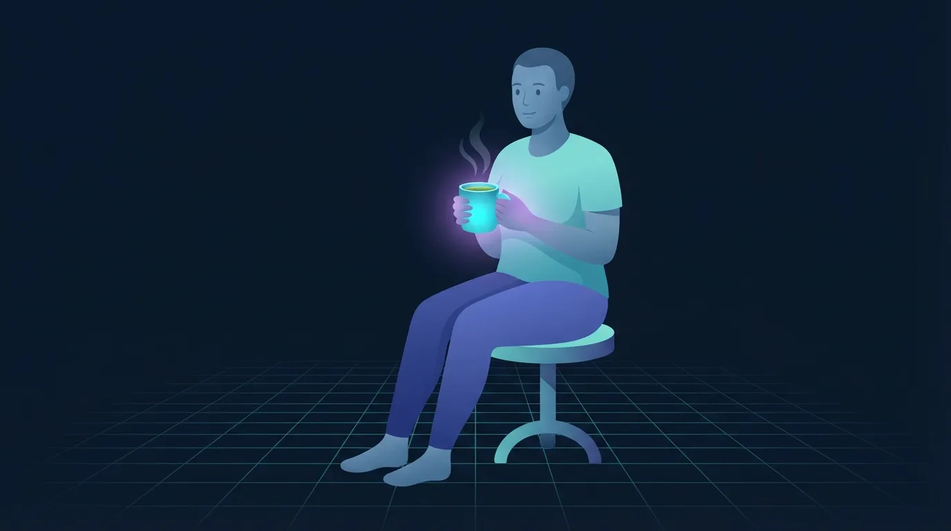 Illustration d'une personne tenant une tasse chaude de thé vert près d'une fenêtre, lumière matinale sur ses mains, montrant le thé vert comme un petit coup de pouce métabolique plutôt qu'un levier de perte de poids
