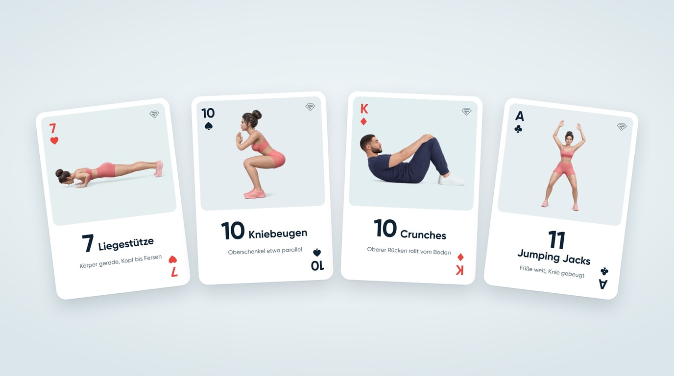 Vier Karten aus einem Kartenspiel-Workout: die Herz 7 für 7 Liegestütze, die Pik 10 für 10 Kniebeugen, der Karo-König für 10 Crunches und das Kreuz-Ass für 11 Jumping Jacks