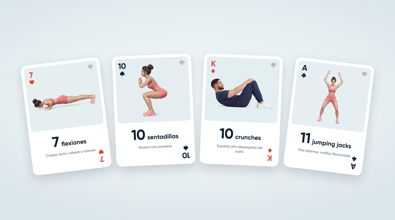 Cuatro cartas de un entrenamiento con baraja de cartas: el 7 de corazones para 7 flexiones, el 10 de picas para 10 sentadillas, el rey de diamantes para 10 crunches y el as de tréboles para 11 jumping jacks